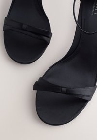 Next Aukštakulniai sandalai - black