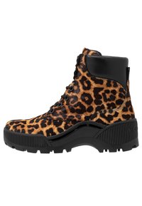 Ankle boots s leopardím vzorem, černý kožený svršek, silná gumová podrážka a šněrování vpředu. Texturovaný kožíšek dodává detail.