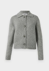 Cardigan grigio a coste con colletto e quattro grandi bottoni frontali, maniche lunghe e un taglio leggermente corto.