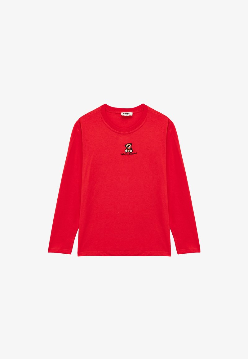 Camiseta de manga larga roja, hecha de algodón, con un gráfico de un oso y texto bordado en el pecho. Cuello redondo, ajuste estándar.