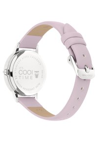 Runde Uhr mit einem Gehäuse aus Edelstahl und einem weichen pinken Lederarmband. Verfügt über eine einfache Schnalle, wasserdicht bis 3 ATM, glatte Textur.