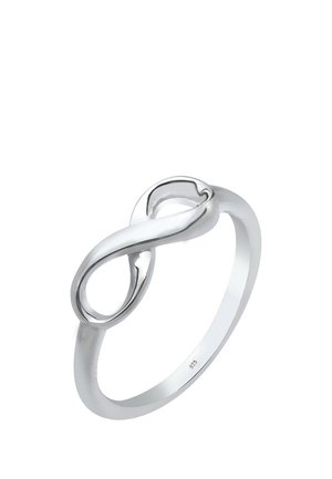 Sølvring med et glat uendelighedssymbol design på en simpel bånd, markeret med "925", der angiver sterling sølv.
