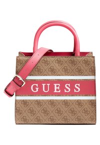 Sac à main marron avec des accents en cuir rose. Il présente un logo "GUESS" blanc bien en vue et une bandoulière amovible et réglable.