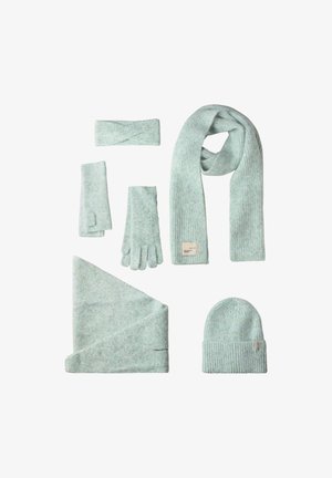 Ljusgrön stickad accessoarset som innehåller en mössa, halsduk, handskar, armvärmare och pannband, alla med en mjuk textur och räfflad detaljer.