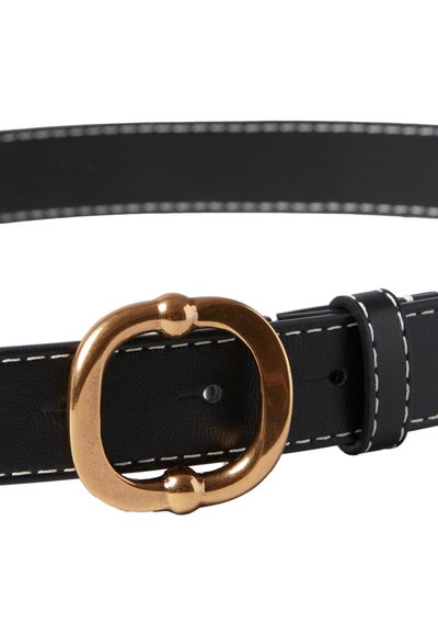 Ceinture en cuir noir avec une grande boucle ronde dorée. Présente des coutures blanches le long des bords. Design simple avec une texture lisse.