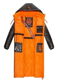 Sort puffvest med orange indvendig, der har falske lommer, justerbar skulderrem og iøjnefaldende grafik indeni.