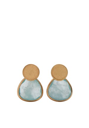 Para złotych kolczyków z okrągłymi górnymi częściami i nieregularnymi kroplami kamienia w kolorze aqua blue obramowanymi metalem w kolorze złotym.