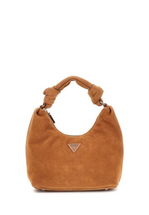 Sac hobo en daim marron avec poignée nouée et plaque logo triangulaire Guess centrée à l'avant.