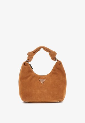 Bolso hobo de ante marrón con asa anudada y placa triangular con el logo de Guess centrada en el frente.