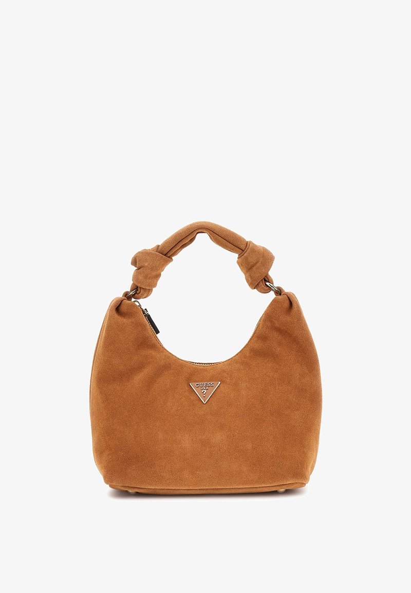 Sac hobo en daim marron avec poignée nouée et plaque logo triangulaire Guess centrée à l'avant.