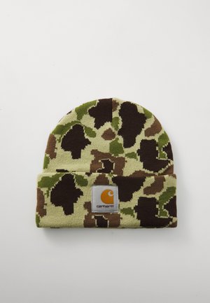 Bonnet en motif camouflage avec des nuances de vert, de marron et de crème ; fabriqué en tissu tricoté avec un revers et une étiquette logo.