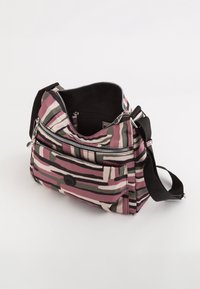 Musterhandtasche in Pink, Grün und Schwarz gestreift; aus weichem Stoff mit silbernen Reißverschlüssen und einer Fronttasche. Schwarzes Innenfutter.