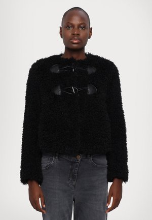 Schwarze Kunstfelljacke mit einer verkürzten Passform, ausgestattet mit drei schwarzen Stoffknöpfen auf der Vorderseite. Lange Ärmel und weiches, strukturiertes Material.