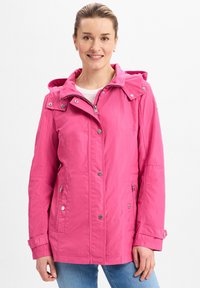 Rosa wasserdichte Jacke mit Kapuze, Reißverschluss und Druckknopfverschluss, seitlichen Taschen und verstellbaren Bündchen; glatte Textur mit leichtem Design.