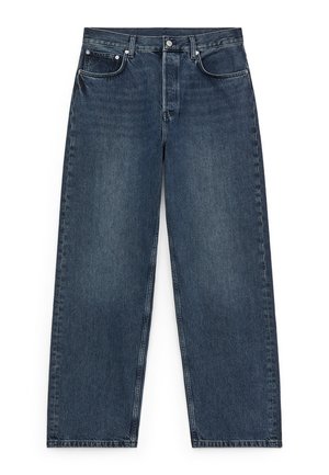 Jeans denim blu scuro a gamba dritta con cinque tasche e chiusura con bottoni, distesi su uno sfondo bianco.