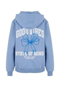 Sweat à capuche bleu clair avec texte blanc "GOOD VIBES STATE OF MIND" et texte plus petit "BEAUTIFUL HEART & PURE SOUL" autour d'un grand dessin de nœud bleu.
