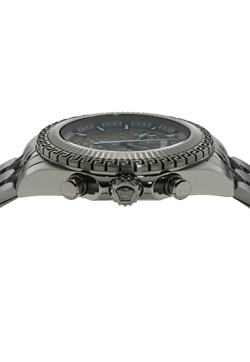 Orologio cronografo in acciaio inossidabile con lunetta testurizzata, tre pulsanti laterali e quadrante nero con lancette e indicatori luminescenti.