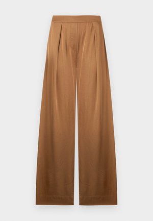 Bruine broek met hoge taille en brede pijpen, met een gladde textuur en subtiele plooien aan de voorkant, tegen een effen witte achtergrond.