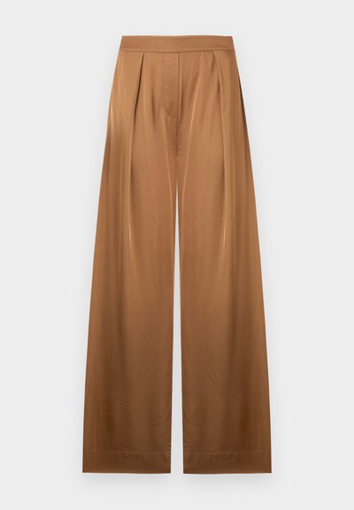 Brune bukser med høyt liv og vide ben, med jevn tekstur og subtile folder foran, mot en ensfarget hvit bakgrunn.