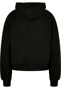 Mustat lyhyet hupparit, joissa on kiristettävä huppu, pitkät hihat ja ribbikuvioidut hihansuut. Kankaan pinta näyttää pehmeältä ja sileältä. Yksinkertainen, ilman koristeita oleva muotoilu.