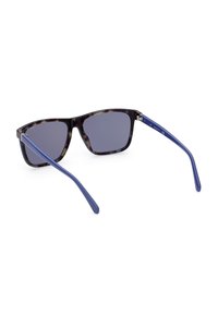 Zwarte schildpadzonnebril met grijze lenzen en blauwe armen. Rechthoekig frameontwerp met slanke zijkanten en minimale hardwaredetails.