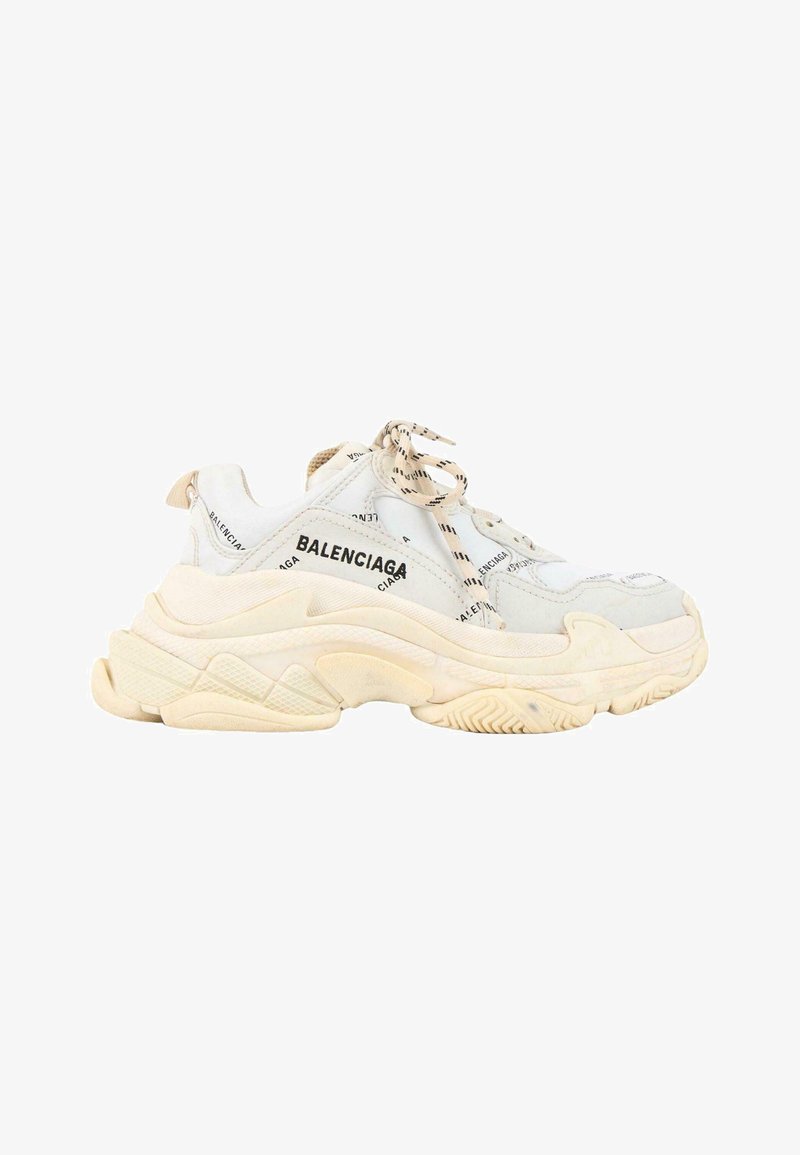 Baskets Balenciaga blanches et beiges épaisses avec semelle épaisse et motifs de texte logo noirs sur la tige et les lacets.