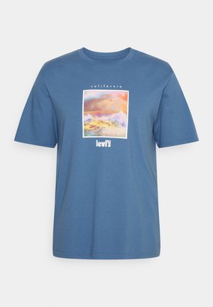 T-shirt bleu à manches courtes avec un graphisme coloré de vague océanique, le texte "california" au-dessus, et le logo "levi's" en dessous du graphisme sur le devant.