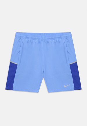 Svetlomodré športové šortky s tmavomodrými perforovanými bočnými panelmi, elastickým pásom, bočnými vreckami a malým reflexným logom Nike na ľavej nohe.
