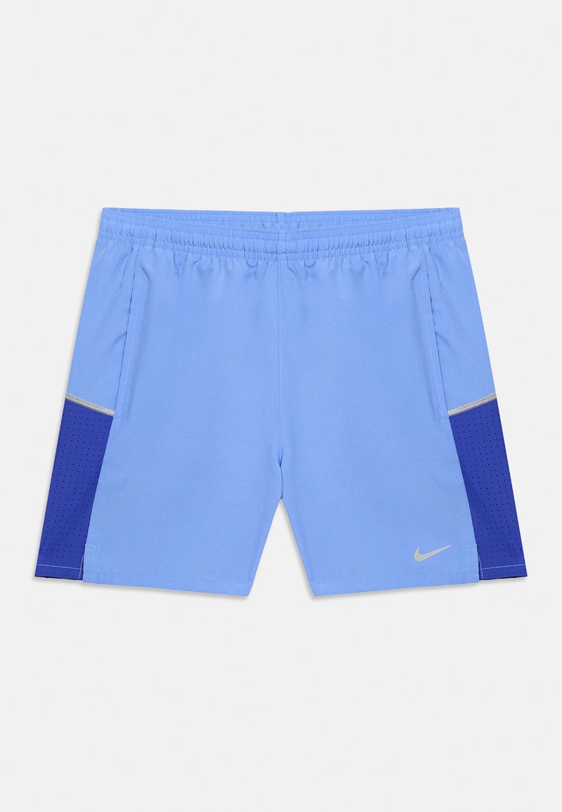 Ανοιχτό μπλε αθλητικό σορτς με σκούρα μπλε διάτρητα πλαϊνά πάνελ, ελαστική μέση, πλαϊνές τσέπες και μικρό αντανακλαστικό λογότυπο Nike στο αριστερό πόδι.
