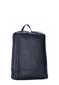 Sac à dos en cuir noir avec une finition texturée, forme rectangulaire, poignée supérieure et fermeture éclair. Présente un logo discret en bas.