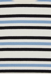 Rievotā adīta auduma ar horizontālām svītrām baltā, gaiši zilā un melnā krāsā. Auduma tekstūra ir elastīga, un raksts ir vienmērīgs.