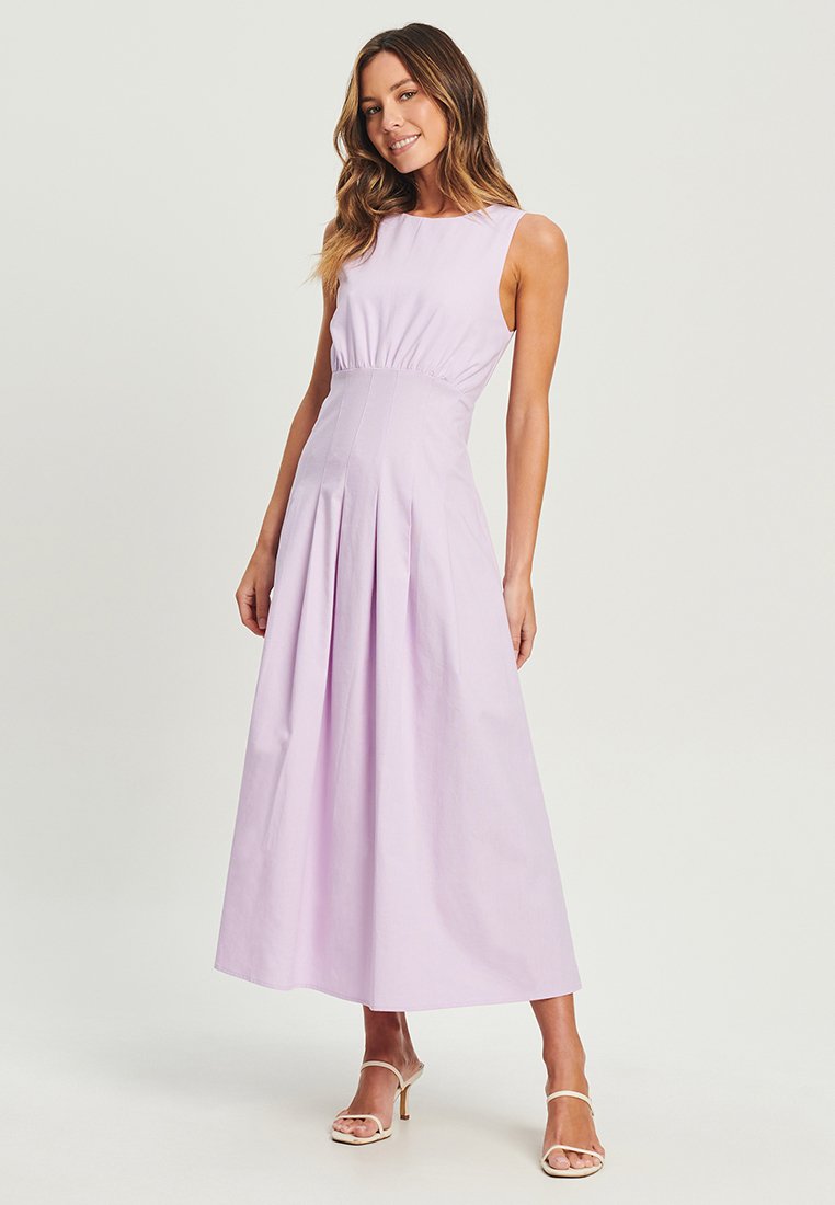 Lavendeli maxi kleit, mis on valmistatud puuvillast, sobitatud bodesiga, volditud seeliku ja ilma varrukateta disainiga. Sile tekstuur ja elegantne siluett.
