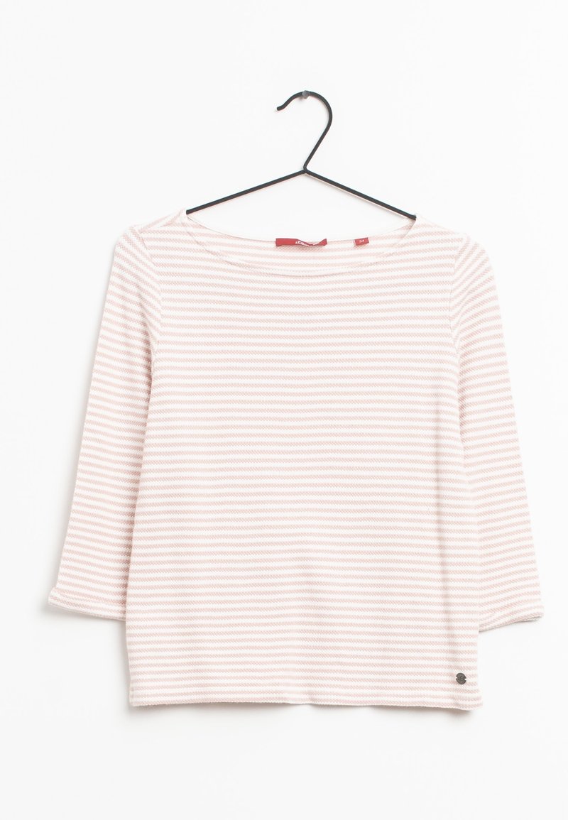 Chemise à manches longues à rayures horizontales rose clair et blanches avec encolure bateau, suspendue sur un cintre noir sur un fond blanc.