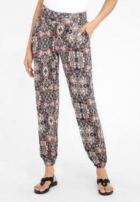 Gemusterte Jogginghosen mit einem elastischen Bund, seitlichen Taschen und einer Mischung aus bunten Blumen- und geometrischen Designs.