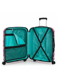 Valigia rigida con un design floreale rosa, aperta per rivelare un interno turchese brillante, tasca con zip e cinghie incrociate per un'imballaggio sicuro.