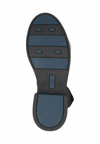 Suela de zapato de goma negra con un incrustado azul con patrón, que presenta cuatro agarraderas circulares y una superficie texturizada para mayor tracción.