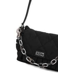 Borsa a tracolla nera trapuntata con texture a volants, manico in catena argentata e pannello logo brandizzato. Presenta un design elegante e strutturato.