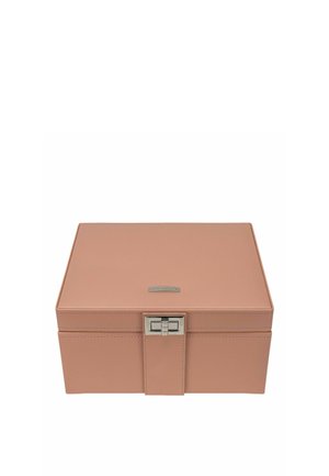 Boîte à bijoux rectangulaire en cuir rose poudré avec fermeture à clapet argentée et détails cousus sur fond blanc.