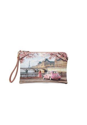 Pochette da polso rosa stampata con una scena di strada parigina che presenta una donna in abito rosa, un'auto rosa vintage, fiori di ciliegio e la Torre Eiffel.