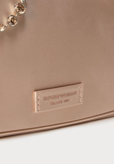 Ροζ σατέν τσάντα με υφή στην επιφάνεια, διακοσμητική αλυσίδα από πολύγωνα πετράδια και ραμμένη ετικέτα μάρκας με την επιγραφή "Emporio Armani Milano 1981."