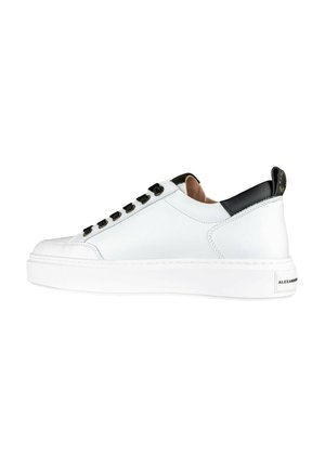Sneaker bianche in pelle con accenti neri, punta tonda, suola piatta in gomma e lacci neri. Marchio visibile sul tallone e sulla linguetta.