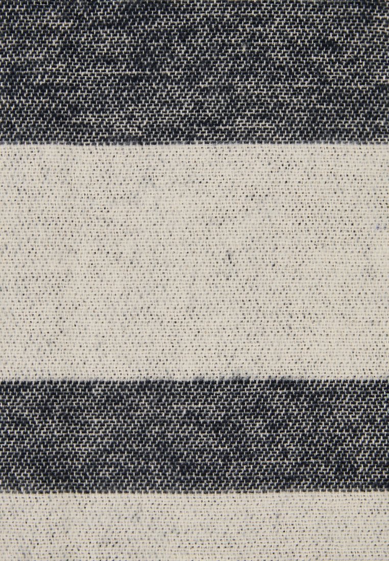 Gewebter Stoff mit abwechselnden Marineblau- und hellbeige Streifen. Die Textur ist leicht grob, mit enger Webart und subtilen Musterabweichungen.