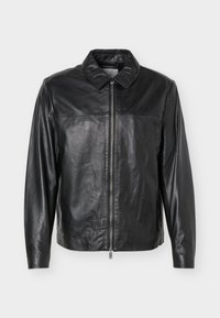 Μαύρο δερμάτινο μπουφάν με εμπρόσθιο φερμουάρ, μακριά μανίκια και κλασικό γιακά, απεικονισμένο σε απλό ανοιχτό φόντο.