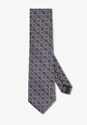 Brązowy krawat z powtarzającym się wzorem kwiatowym w kolorze niebieskim i białym. Wykonany z jedwabiu o gładkiej fakturze, z zakończeniem w szpic i standardowej szerokości.