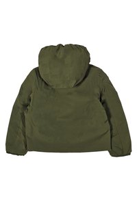 Giacca isolata verde oliva con cappuccio, realizzata in un materiale liscio e resistente all'acqua. Caratterizzata da chiusure elastiche sui polsini e da un design semplice.