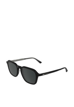 Schwarze rechteckige Sonnenbrille mit dunklen Gläsern und dünnen Bügeln, mit Calvin Klein-Logo am Bügel.