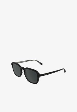 Schwarze rechteckige Sonnenbrille mit dunklen Gläsern und dünnen Bügeln, mit Calvin Klein-Logo am Bügel.