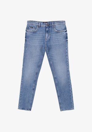 Jeans in denim azzurro chiaro con taglio dritto, cinque tasche e chiusura con bottoni. Presentano una texture leggermente sbiadita e un design minimalista.