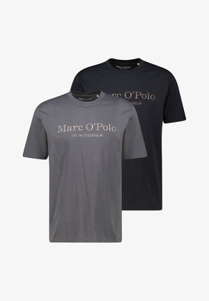To t-skjorter med kort erm i grå og svart bomull, med rund hals og "Marc O'Polo" logoen trykt i en lys farge foran.