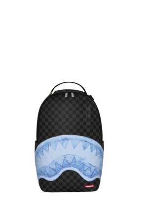 Mochila negra a cuadros con un diseño de dientes de tiburón en azul claro en el bolsillo delantero y un asa superior con cierres de cremallera.